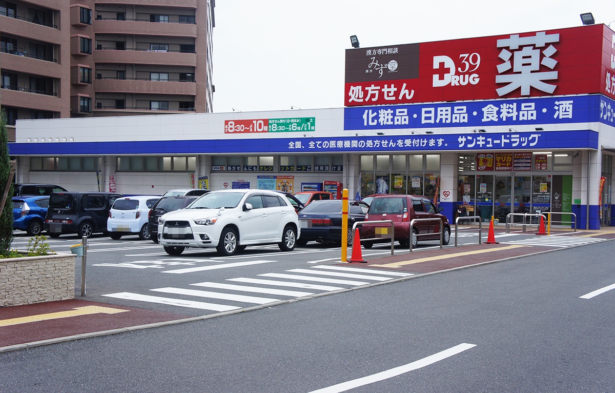 ドラッグストアー駐車場も利用可能